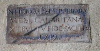 Epigrafe commemorante l’edificazione del corpo cupolato della chiesa di Santa Barbara Vergine e Martire Cagliaritana