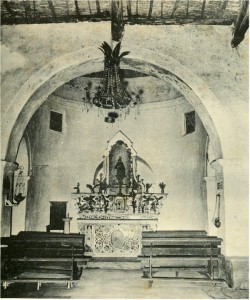 Scorcio d’interni della chiesa di Santa Barbara a Capoterra, in una foto risalente alla fine degli anni Cinquanta