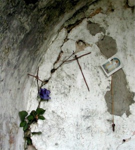 Particolare delle crocette votive, costruite con mezzi di fortuna